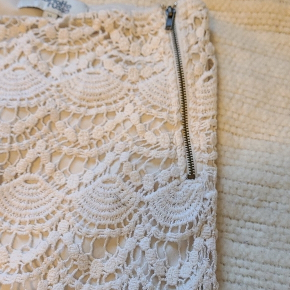 B20:charlotte Russe - womens cream shorts size med - Picture 2 of 4